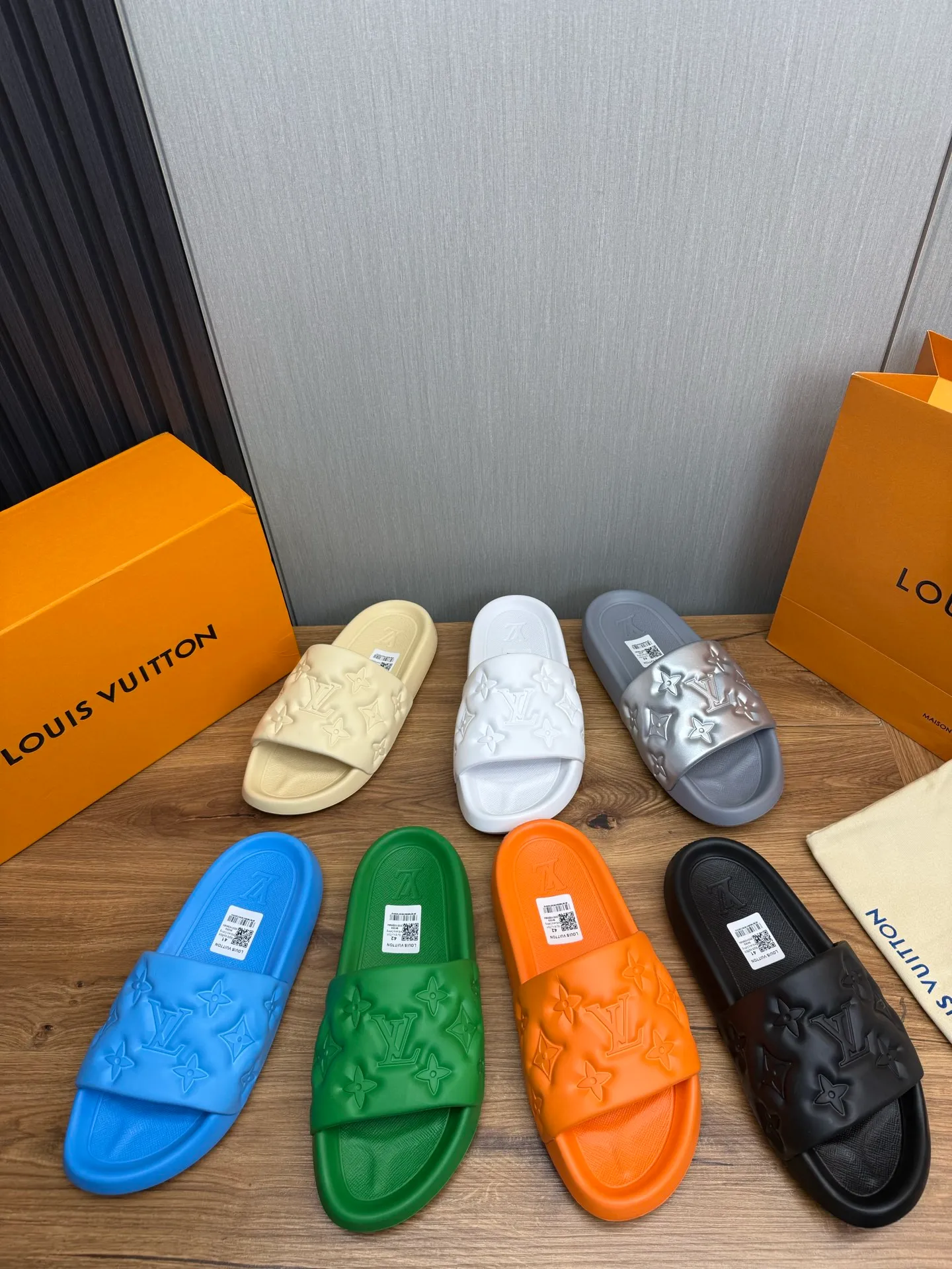 Men's shoes 💰260💰 ▪️LV's popular Little Red Book popular slippers hot sale: 1 shipment✅ Super textured and comfortable slippers, original TPU outsole. Authentic counter box drawer box packaging 🎁Size 38-45